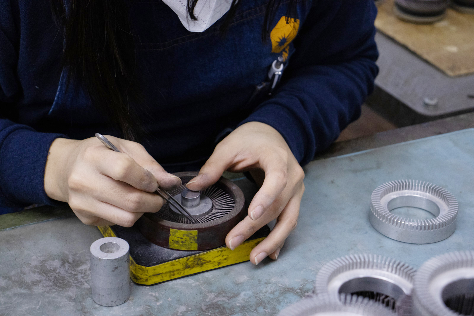 金型へのセット工程を想起させる作業イメージ