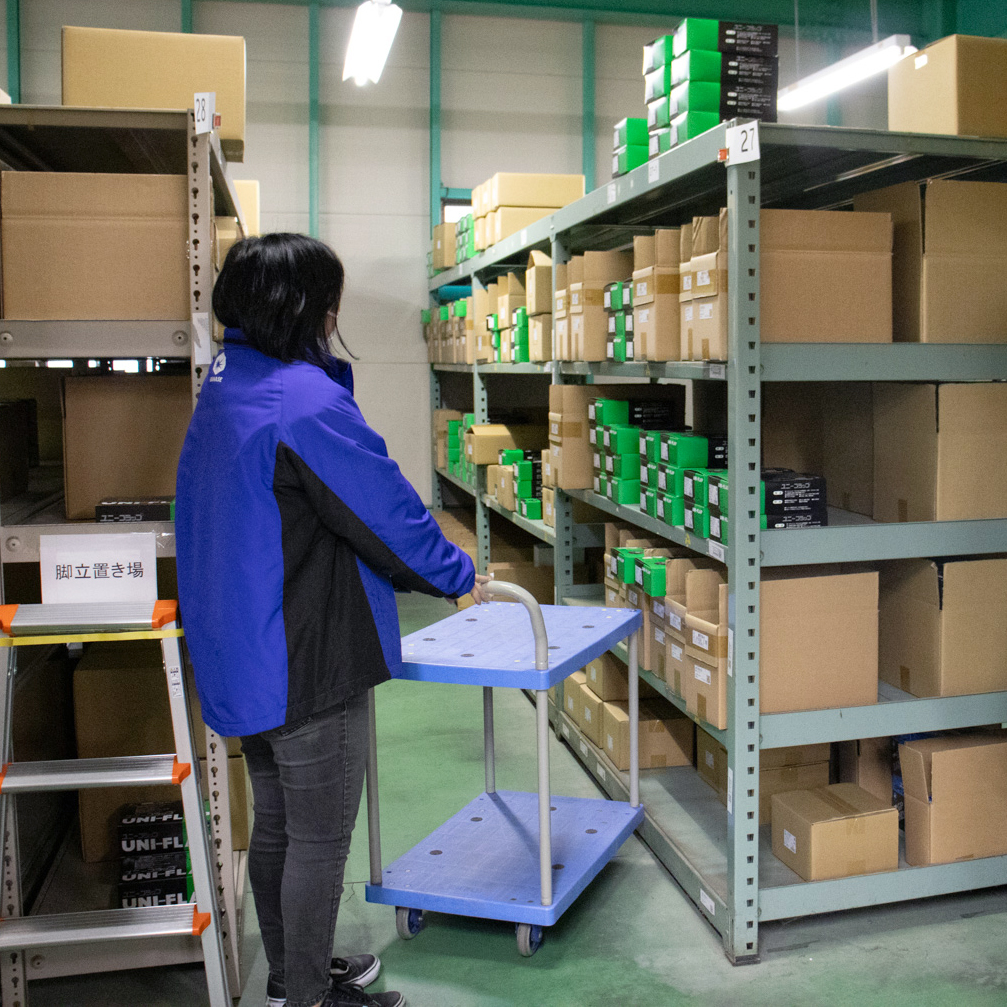 ピッキング・出荷工程を想起させる製造現場イメージ