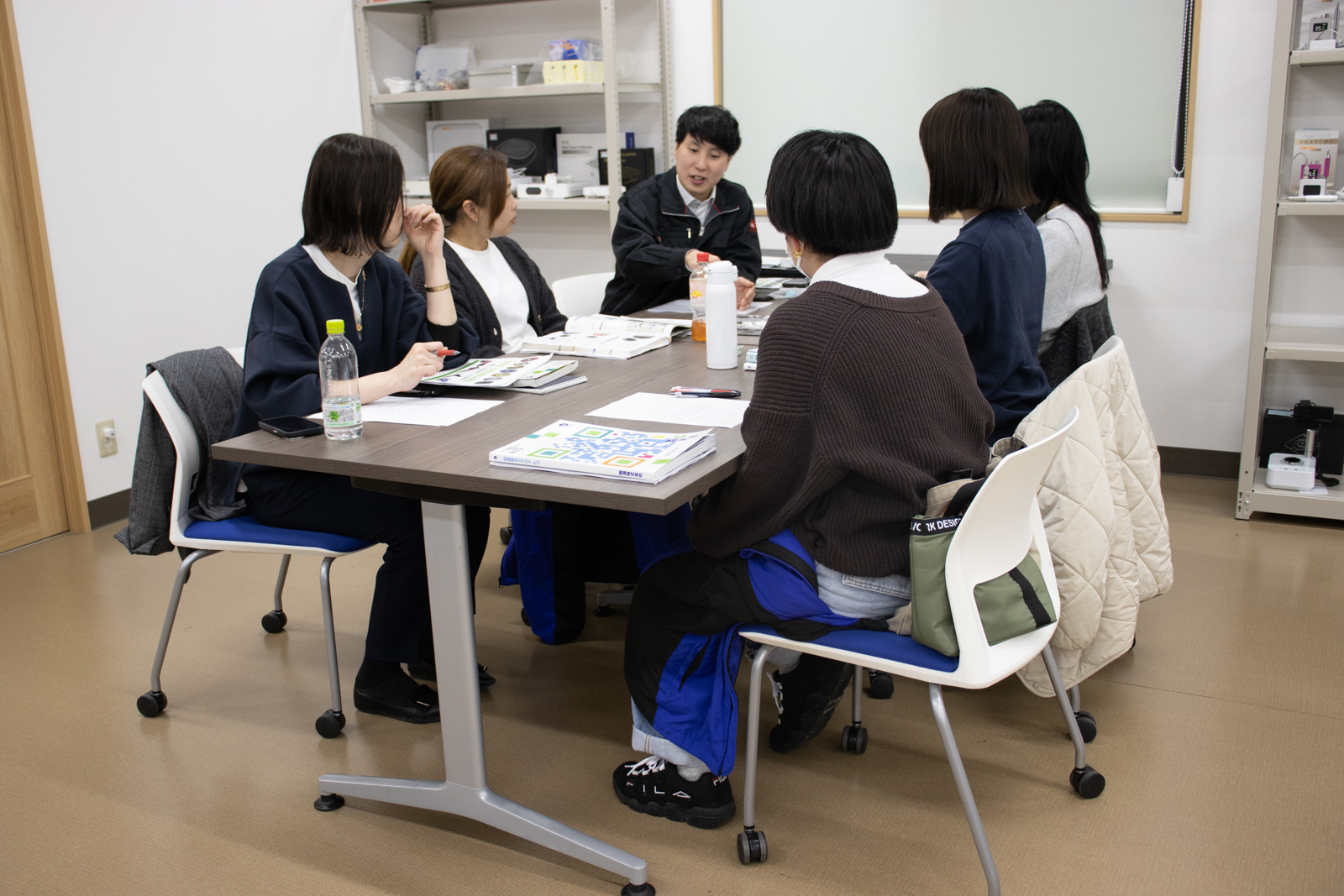 営業担当と業務担当の打合せ風景